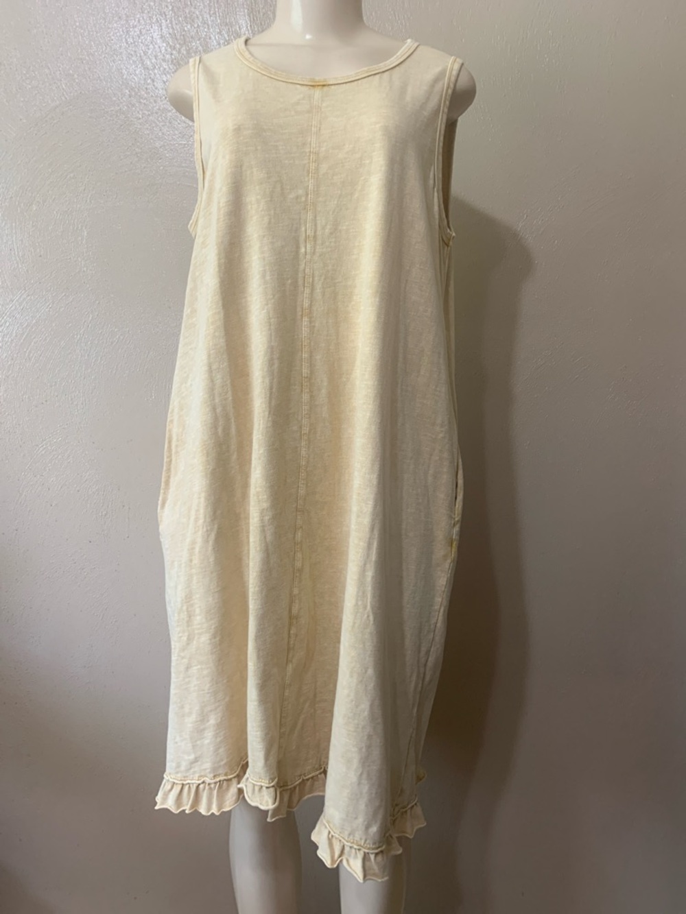 Easel size M Soft Beige Sleeveless Dress with Ruffle Hem Pockets NWT